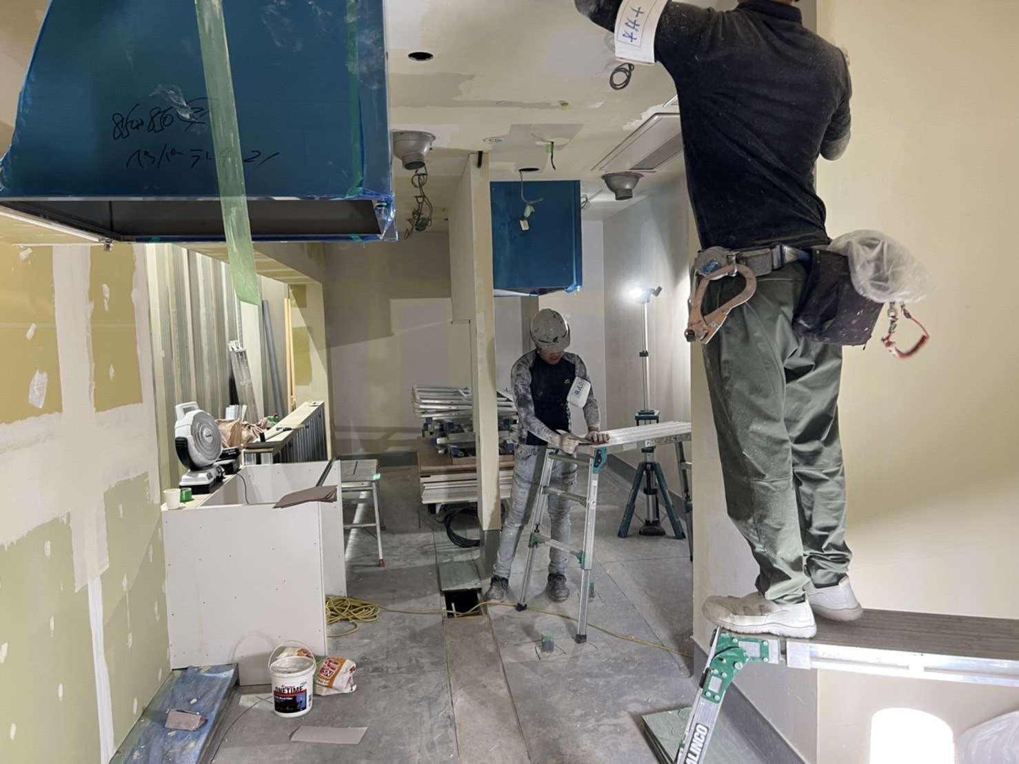 本日の仕事風景：岐阜市店舗の内部塗装