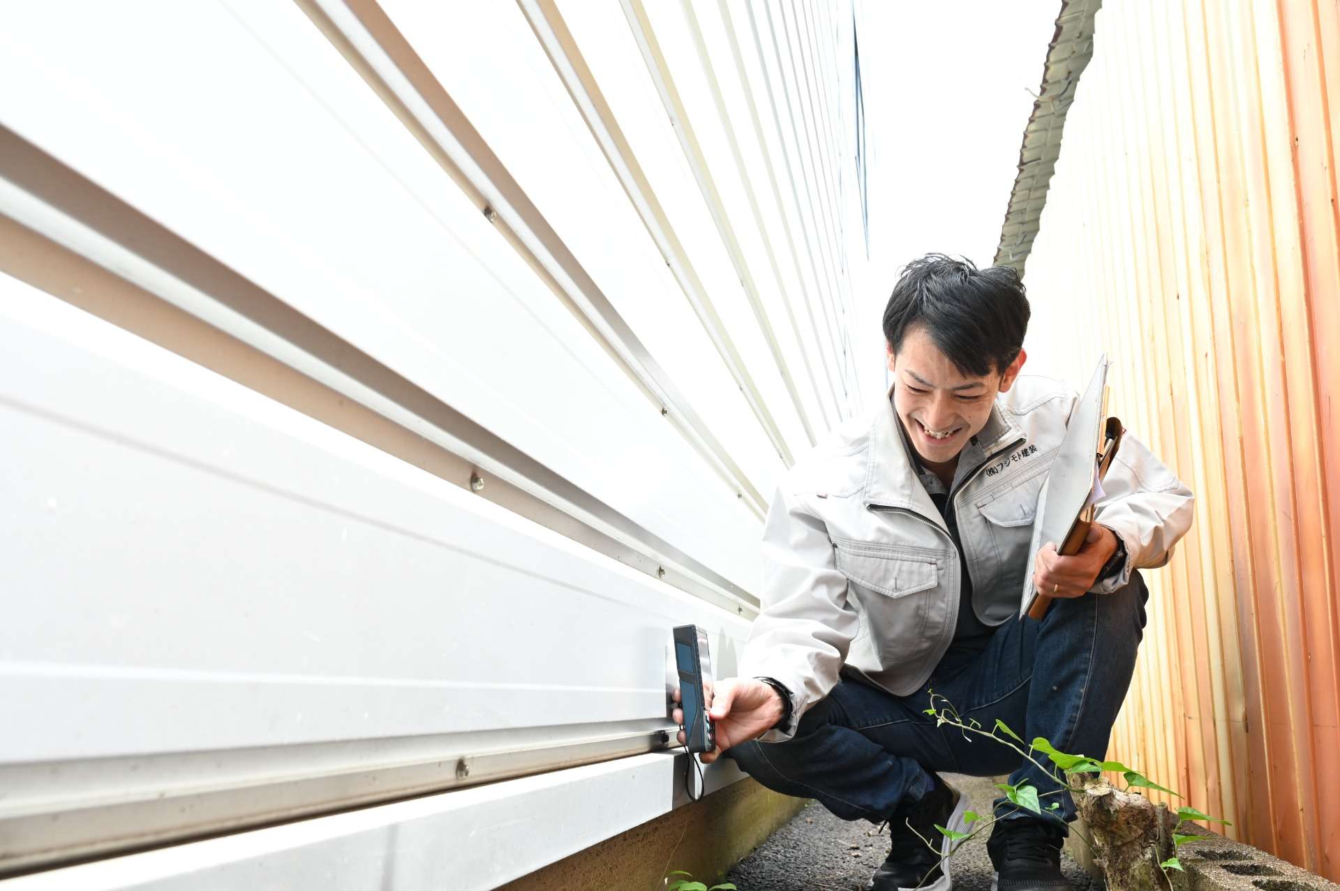 バインダーを持っている男性